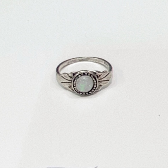 Simple Beautiful Vintage Like Ivory Faux Stone Silver plated Ring Size 7 - Picture 2 of 4